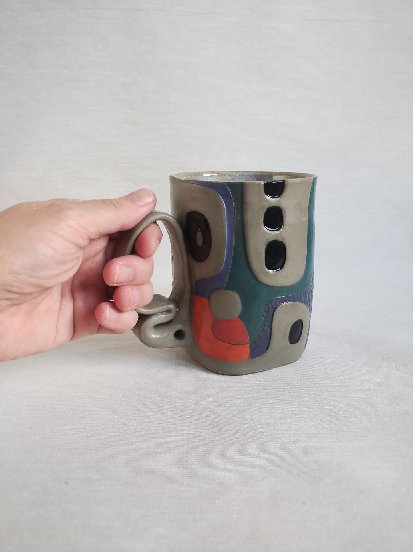 "Silent Scream" - fancy butt mug (18oz), warm grey stoneware