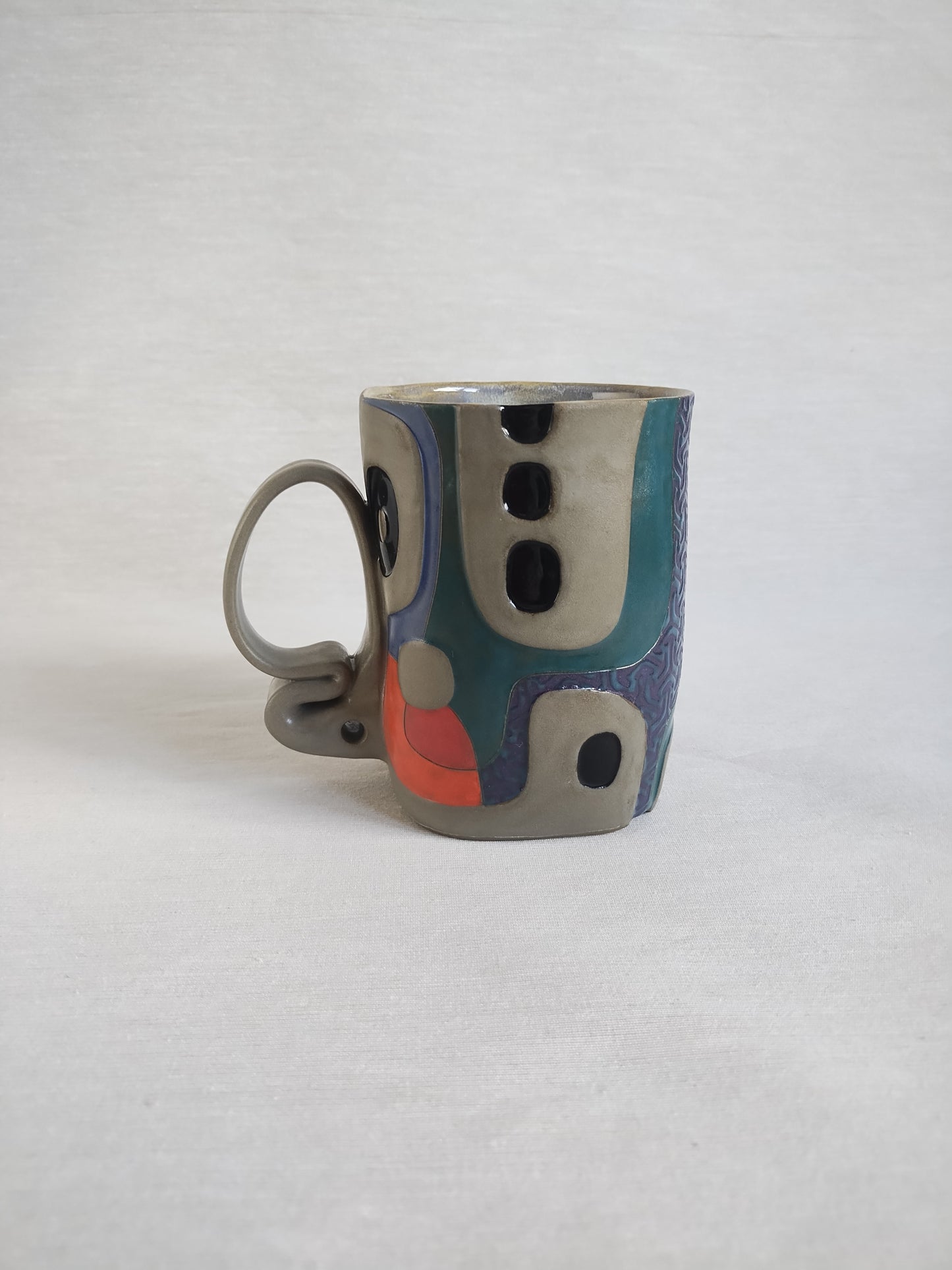 "Silent Scream" - fancy butt mug (18oz), warm grey stoneware